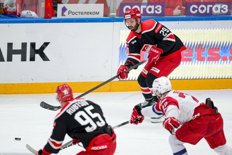 Тодд ранее играл с форвардом «Ак Барса» Хмелевским в Уфе