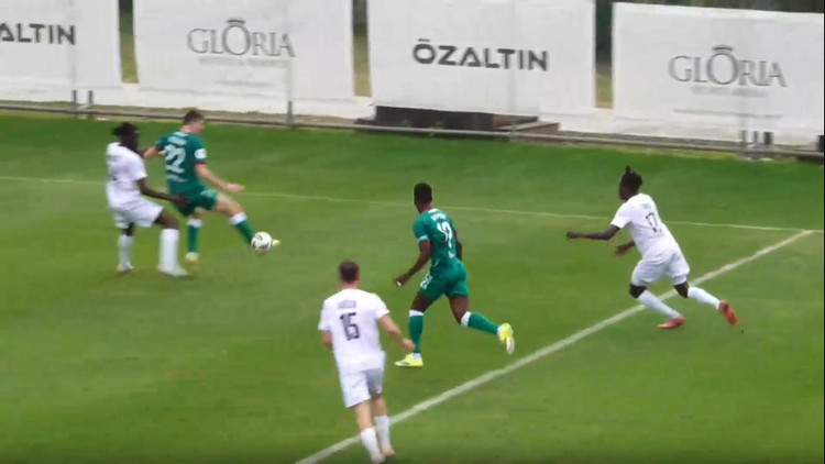 Пас пяткой от Ходжи