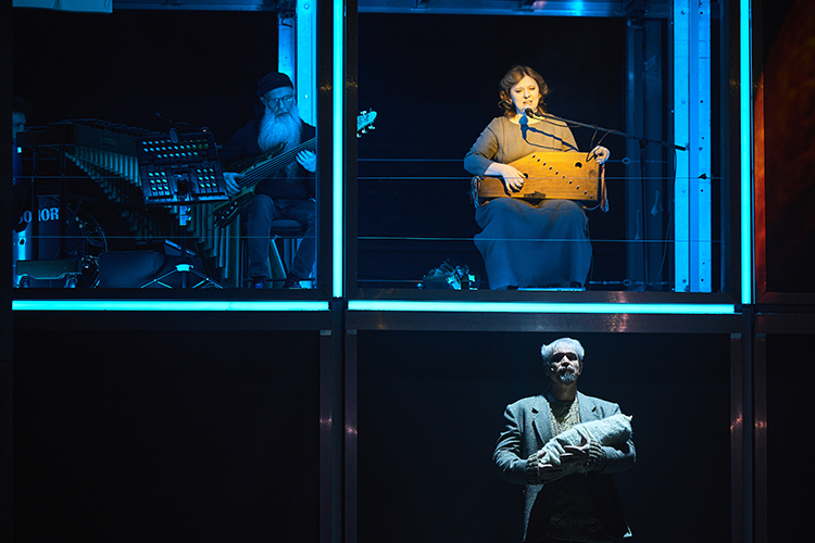 Смысловое наполнение спектакля создают многоуровневые декорации, мультижанровые эффекты, красочно-завораживающие видеопроекции, яркие костюмы, оригинальные танцы, а также живая музыка