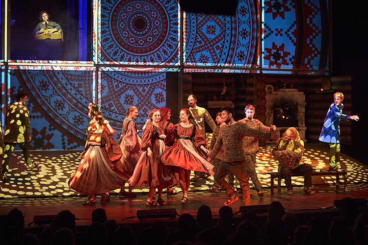 Боякову, который умеет не только создавать модные зрелища, удалось поставить сильный, яркий, мощный и грандиозный по масштабам спектакль