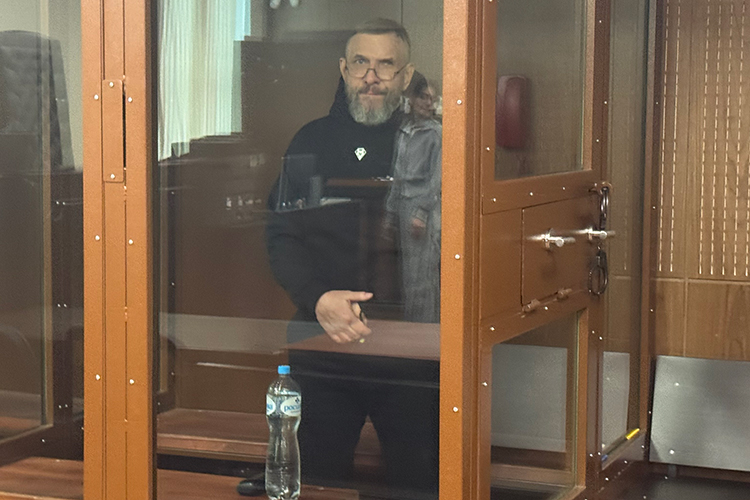 В «аквариуме» Басманного суда 53-летний мужчина спортивного телосложения держался спокойно, не скрывал лицо и, казалось, даже не нервничал