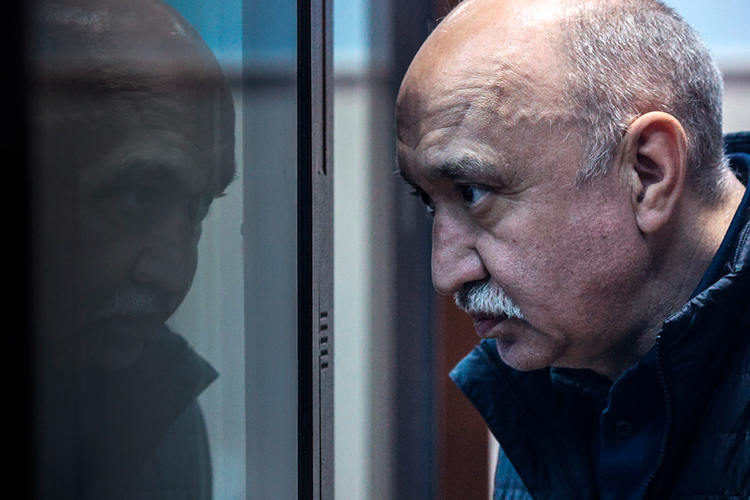 По данным источника «БИЗНЕС Online», Олесик признал вину в убийстве Исрафилова, однако заявил, что не знает, кто был заказчиком преступления, а с Гафуровым, который тогда являлся главой администрации Елабуги, знаком не был