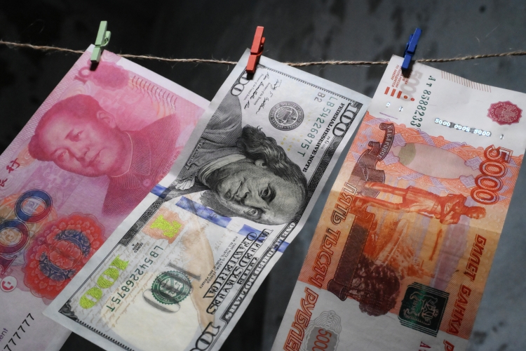 «По подсчетам наших геополитических противников, речь идет максимум о цифре в 400 миллиардов замороженных резервов. Если же оценивать более точно, то логичнее говорить где-то о 200–250 миллиардах»