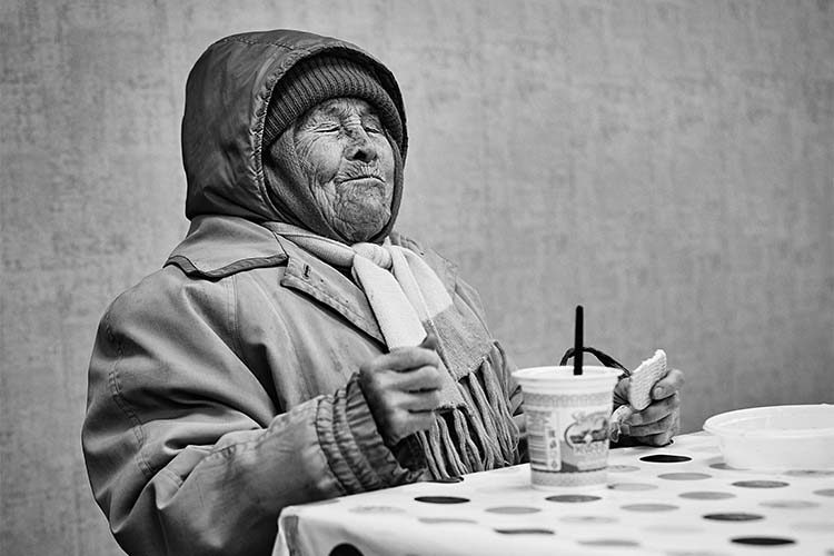 Бабушка в капюшоне радуется. Декабрь 2025