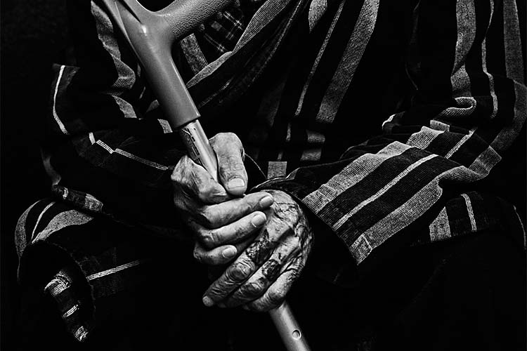 Мужчина с костылем. Октябрь 2025