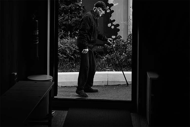 Мужчина с палочкой в дверном проеме. Октябрь 2025