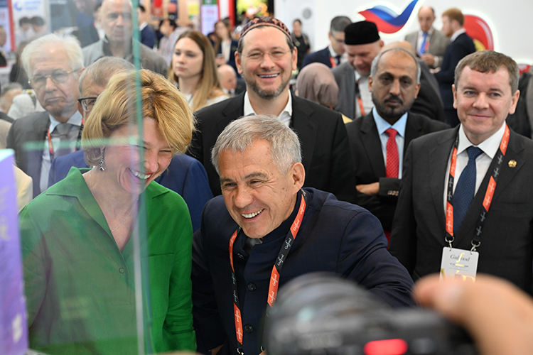  Лут и Минниханов проследовали по российской части экспозиции 