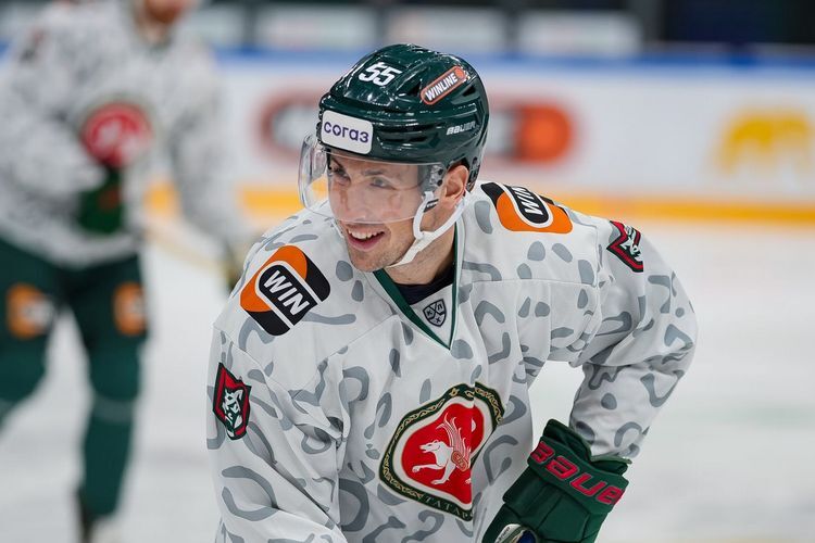 Упражнения Тодд выполнял в тройке с Семеном Тереховым и Александром Хмелевским (на фото)