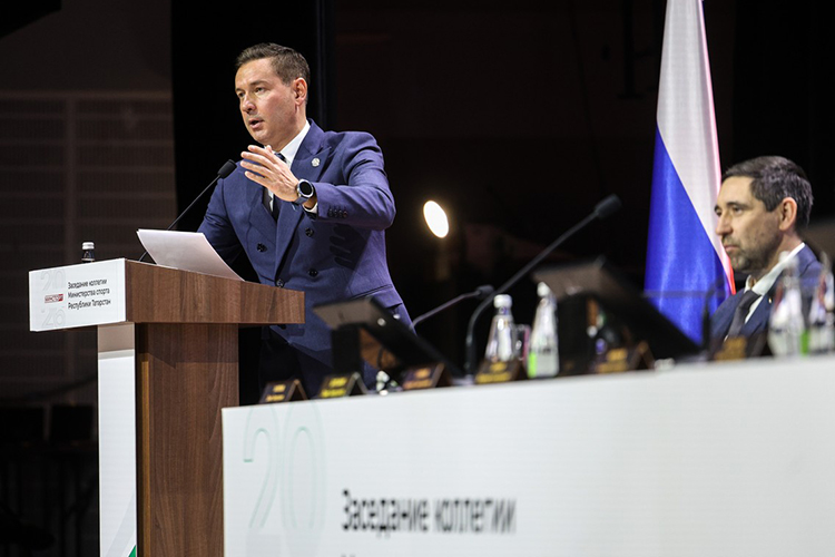 Весь 2025 год Леонов не отвечал на вопросы о больших международных событиях, ждущих Казань, лишь напоминал, что столица РТ проводит большой ряд чемпионатов России по разным видам спорта