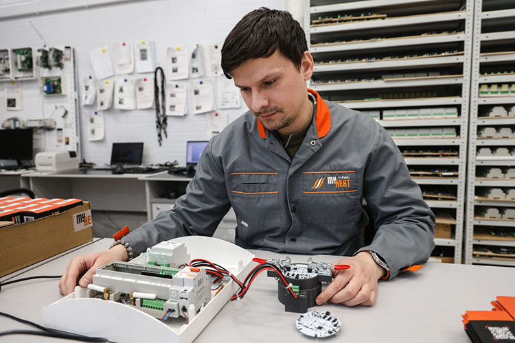 Все настройки и управление &mdash; через удобное web или мобильное приложение для операционных систем IOS и Android. Разобраться в нем не составит труда &mdash; все интуитивно-понятно