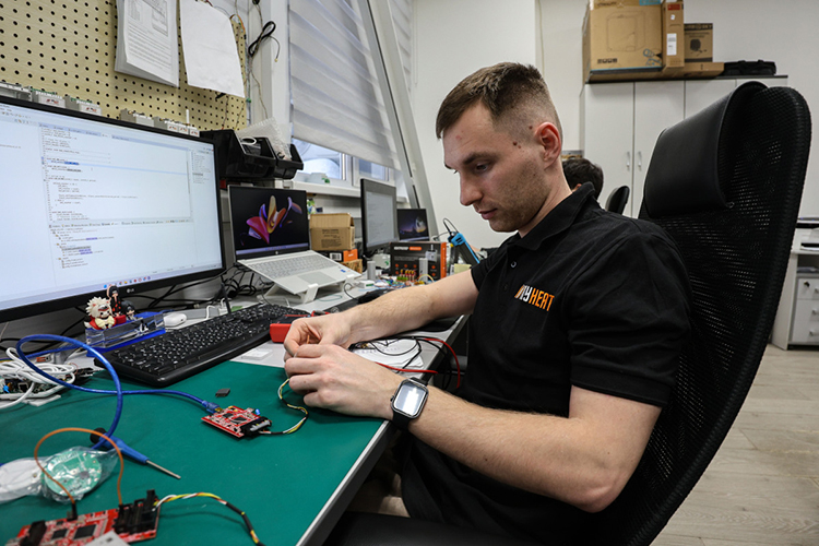 «Наше оборудование работает автономно. Если отключится интернет, ничего страшного &mdash; контроллер продолжит работать по последнему заданному алгоритму в штатном режиме. Это гарантия, что система отопления останется под контролем в любой ситуации»