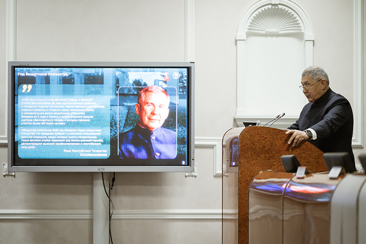 Президент Академии наук РТ Рифкат Минниханов добавил, что совместный с минкультом РТ проект способствовал появлению новых мастеров по ковроделию и эту практику можно расширить на золотошвейное дело, ювелирное искусство, филигрань, чернение и пр.