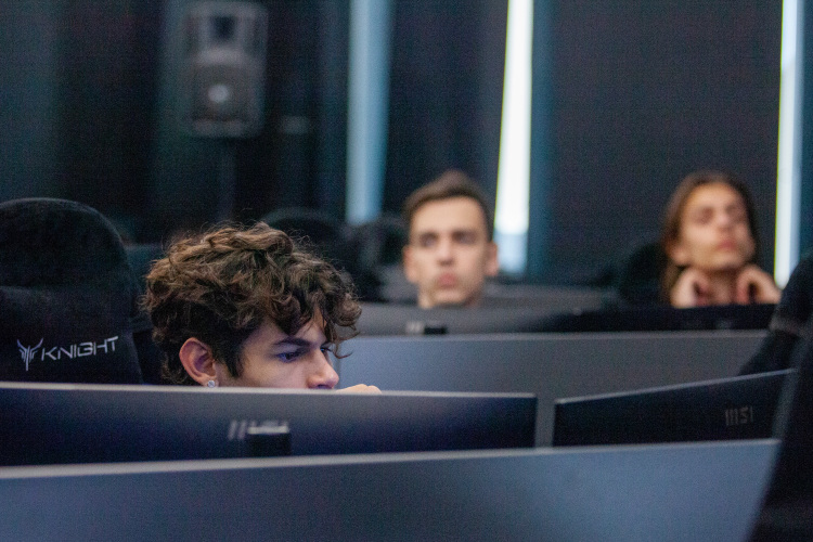 Власти в РФ продолжают говорить о дефиците кадров в IT. Российской экономике необходимо дополнительно минимум 600 тыс. в IT-специалистов до 2030 года