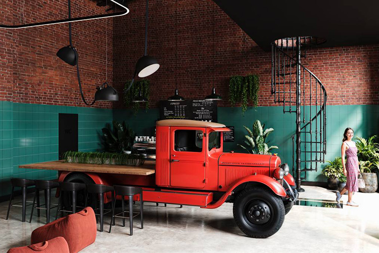 «Есть центральный разделительный элемент &mdash; настоящая кабина «ЗИСа», которая и становится интересным интерактивным элементом, и отдает дань уважения истории пожарного депо. Получается, что это не просто арт-объект»