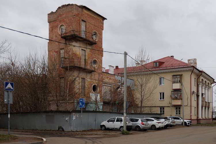 Красно-кирпичное здание, построенное в 1930-х годах, пережило оно многое &mdash; вплоть до остановленного сноса