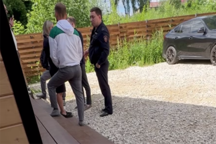 Когда приезжала полиция, добавляет Живайкин, «весь коллектив подтвердил», что истинные собственники бани &mdash; Бакунин и Иванов