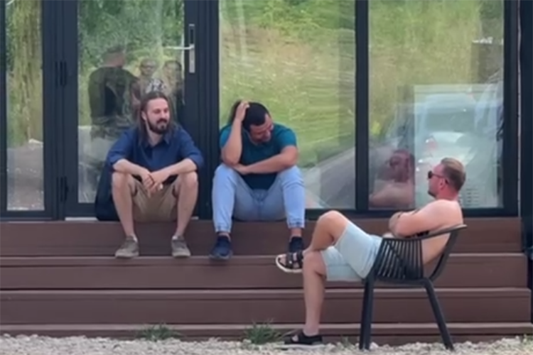 На фото &mdash; управляющий Константин Живайкин с Артемом Бакуниным