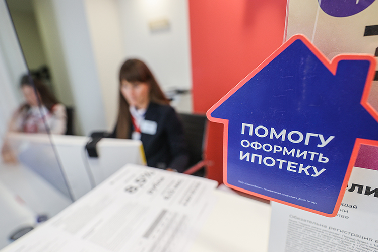 В начале года ипотеку брали неохотно (55% сделок), но с падением «ключа» и взлетом спроса на семейную программу доля ипотеки выросла до 78% в декабре, отмечают в «Авито.Недвижимость»