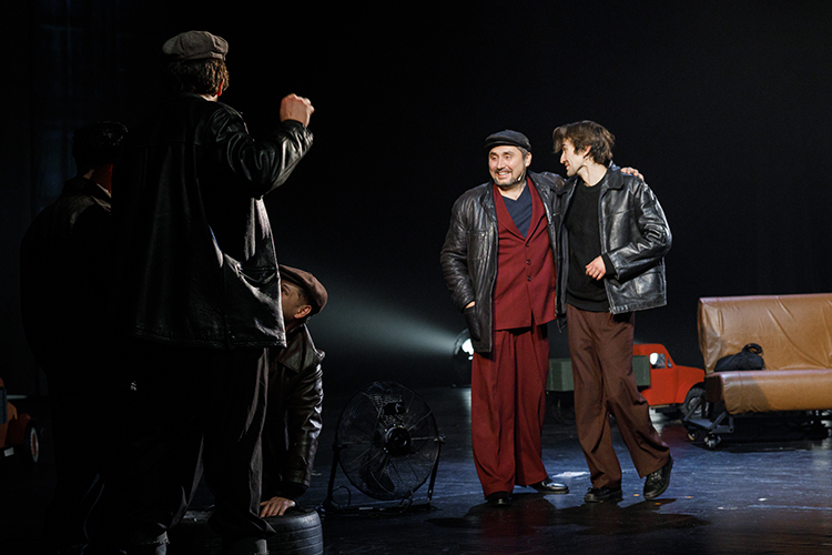 Высокий, худой, с лицом рефлексирующего интеллигента актер Зульфат Закиров, играющий Ильяса, совершенно не похож на шофера-дальнобойщика. Особенно на фоне своих колоритных коллег, которые то грубо шутят, то с переменным успехом пытаются сделать лебедя из автомобильной шины