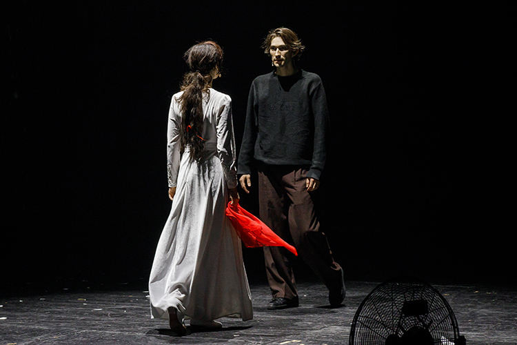 Повесть рассказывает историю любви, разворачивающуюся на берегах Иссык-Куля, где шофер грузовика Ильяс встречает девушку Ассель, которая уже посватана другому