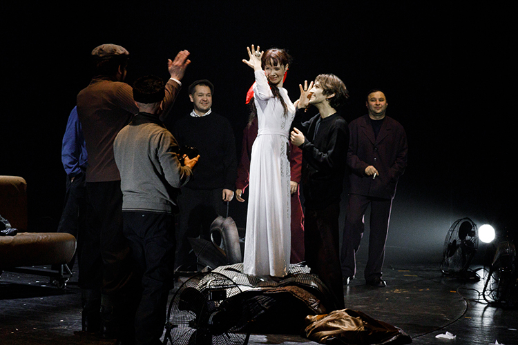 Что же до Ассель (Гузель Галиуллина), то она и у Айтматова не слишком многословна, но благодаря тексту повести, где Ильяс ежесекундно вспоминает о любимой, становится понятным, почему в ее заголовок вынесено прозвище, которое ей дал муж