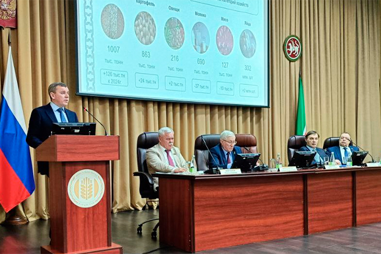 Марат Зяббаров: «Сегодня вся наша государственная поддержка связана с субсидиями, а это возврат вложенных средств. На 31 миллиард рублей сельхозорганизации приобрели технику, фермеры &mdash; на 4 миллиарда. Вот 30 процентов от вложенной суммы и возмещаем»