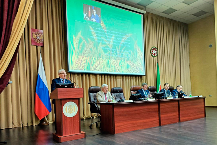 Глава татарстанских фермеров Камияр Байтемиров начал свое выступление со слов раиса Татарстана Рустама Минниханова, которые тот произнес в своем послании Госсовету РТ, о том, что «село &mdash; это фундамент, на котором строится не только экономическое, но и национальное благополучие всей республики»