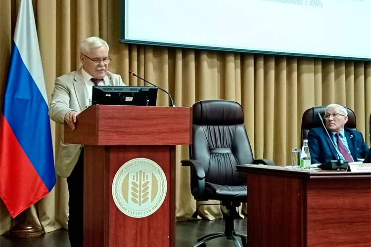 Равиль Бикчуров рассказал, что уже несколько раз ездил в Китай. «Удивительный народ, трудоспособный, там не как у нас &mdash; рабочих сил хватает», &mdash; отозвался он о китайцах