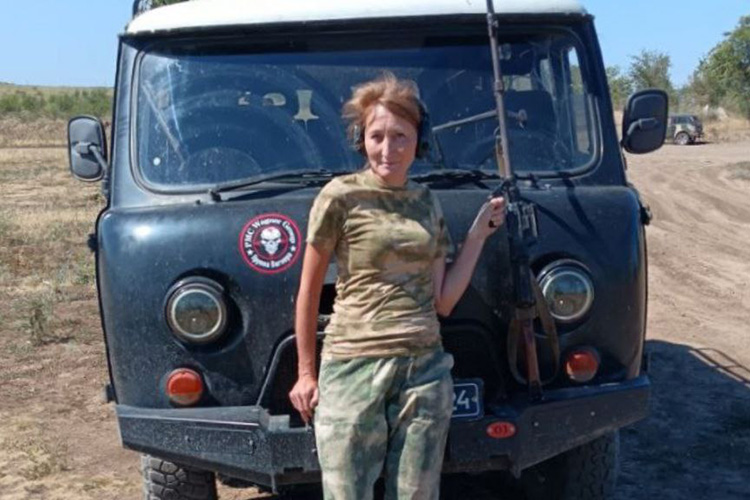 «Я профессиональный переводчик, всю жизнь проработала переводчиком, в том числе на военном заводе &mdash; благодаря этому, кстати, немного разбираюсь в ракетах, патронах, снарядах»