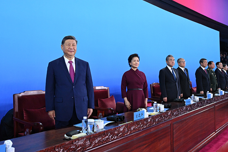 «Сколько раз Си Цзиньпин говорил, что в интересах международного мира, чтобы США и Китай сотрудничали, а не враждовали. Сколько раз он эту мысль высказывал, намекая на то, что в принципе никто не может им противостоять, двум гигантам мировым, Китаю и США»