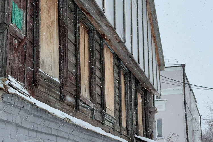 У будущего владельца есть два пути: либо сделать все «быстро и дешево», то есть снести второй этаж и заняться новоделом, либо применить настоящий научный подход к реставрации