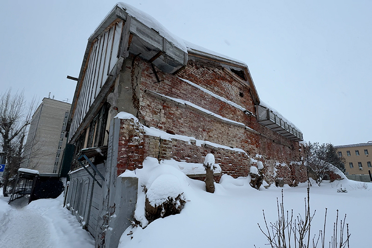 Здание без крыши, которая обрушилась в 2017 году во время пожара, находилось в печальном состоянии