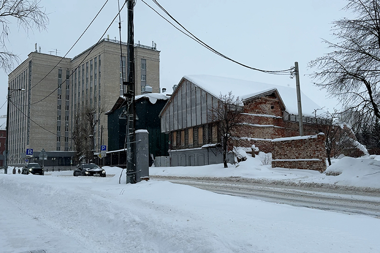 Здание приобрело новую хозяйку спустя год после смерти Марджани, в 1890-м ей стала младшая дочь хазрата Бибихавва Апанаева
