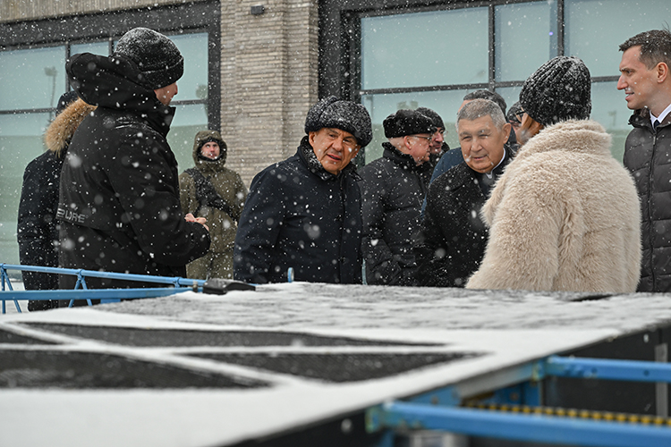 Перед зданием IT-парка на Спартаковской припарковали электромобиль «Атом» и роботов-курьеров от «Яндекса», а внутри закатили открытый турнир по дрон-рейсингу и развернули выставку передовых цифровых и «железячных» разработок компаний и вузов республики