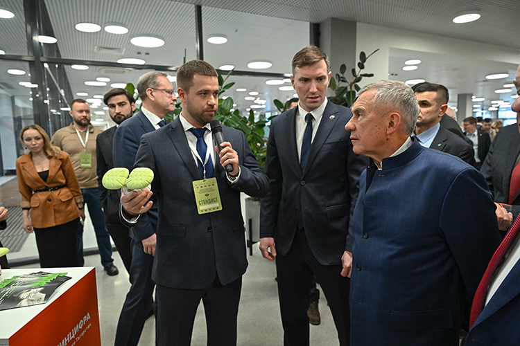 Среди экспонатов &mdash; системы ИИ для нефтедобычи и управления светофорами, БПЛА для исследовательских работ и промышленного мониторинга, цифровые полигоны для тестирования дронов, интеллектуальные системы управления нефтегазовыми скважинами, телемедицинские платформы и много-много всего остального &mdash; всего большее трех десятков проектов