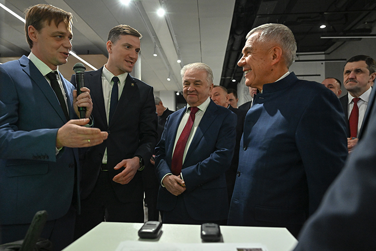 5 миллиардов на ИИ, камеры с распознаванием лиц и развитие связи: с чего начал министр Начвин