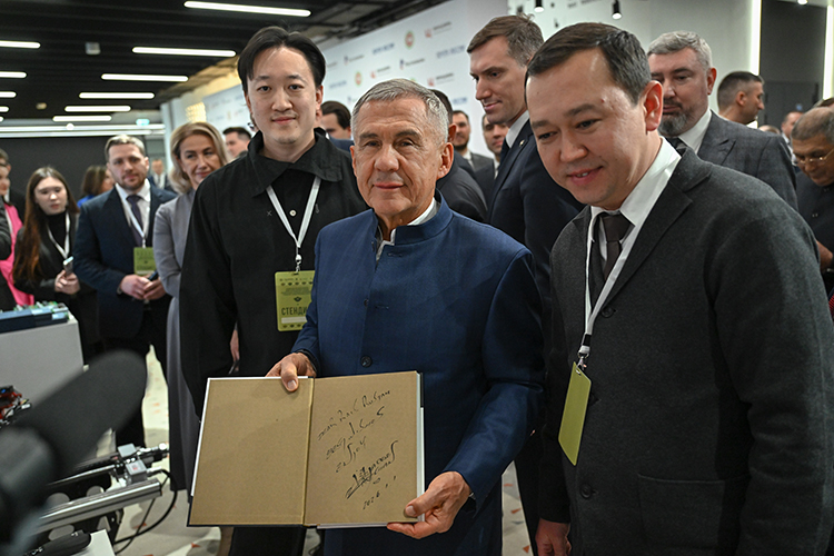 Приехали в Казань из Казахстана и создатели платформы Qube для производства и релиза «микродрам» &mdash; микросериалов длительностью 1–4 минуты. Разработчикам даже удалось заручиться поддержкой актера Джеки Чана &mdash; книгу с его автографом вручили раису РТ Рустаму Минниханову, предложив республике стать партнером проекта