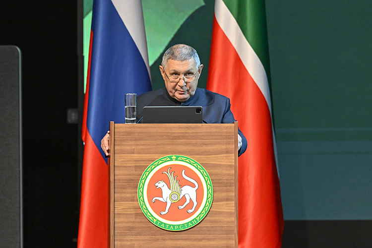 Рифкат Минниханов рассказал, что сейчас в РТ выпускают 4,5 тыс. IT-специалистов в год при потребности в 10 тысяч