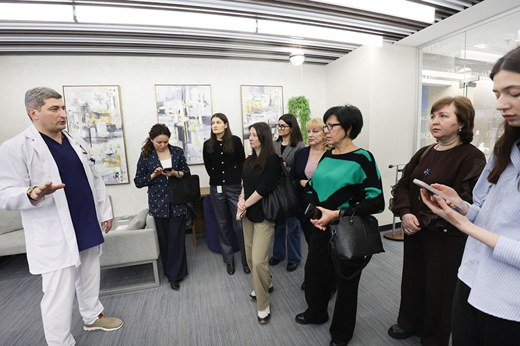 Сильную сторону логично укреплять, а потому гостей собрания провели экскурсией по клинике, показали и современное оборудование, и возможности многопрофильного центра по спортивной медицине, восстановлению, реабилитации &mdash; чтобы случился обмен опытом