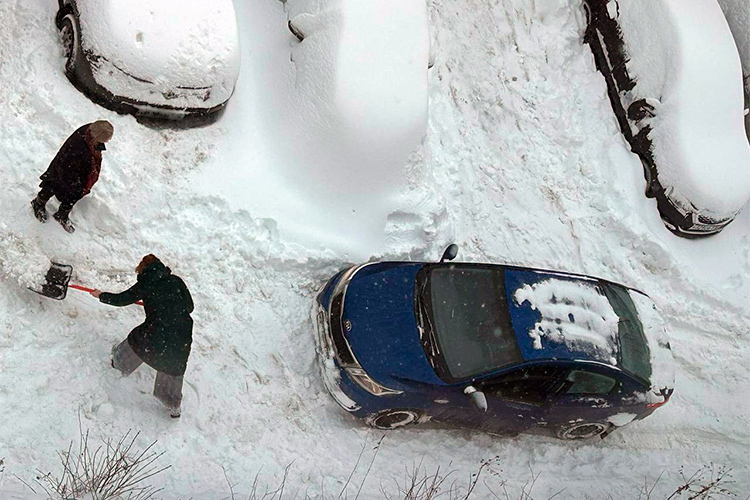 Жители Казани, Набережных Челнов и Нижнекамска сегодня играли в другую увлекательную игру «откопай машину и доберись до работы»