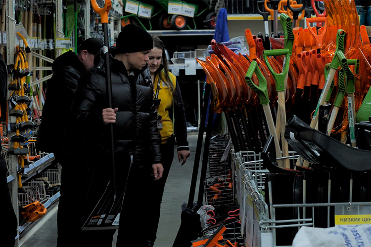 Спрос на лопаты в «Лемана Про» на Фатыха Амирхана за последнее время вырос в 2–3 раза, отметили в магазине