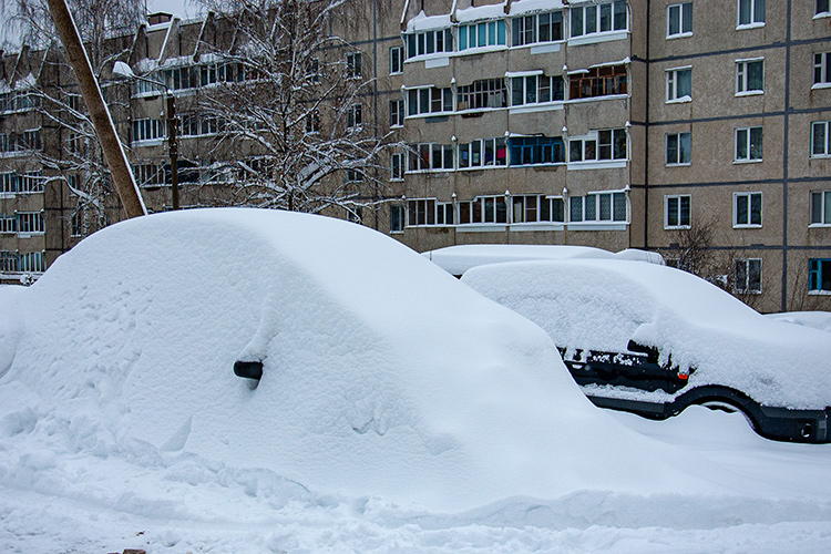 Повсеместно сегодня можно было наблюдать автомобили, паркующиеся в неположенных местах, т. к. частные парковки превратились в бездорожье