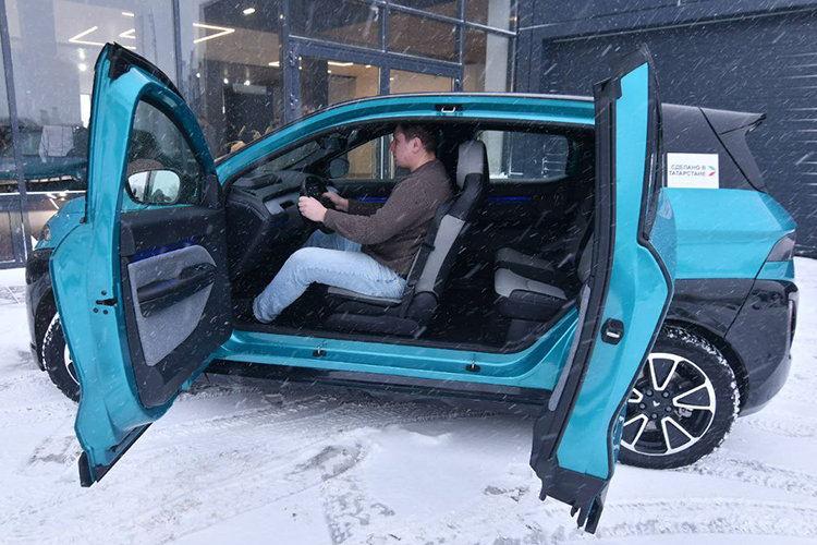 Внутри «Атом», по нашему наблюдению, выглядит скромно. У данной серийной модели отходил пластик на руле, и сам он выглядит дешево