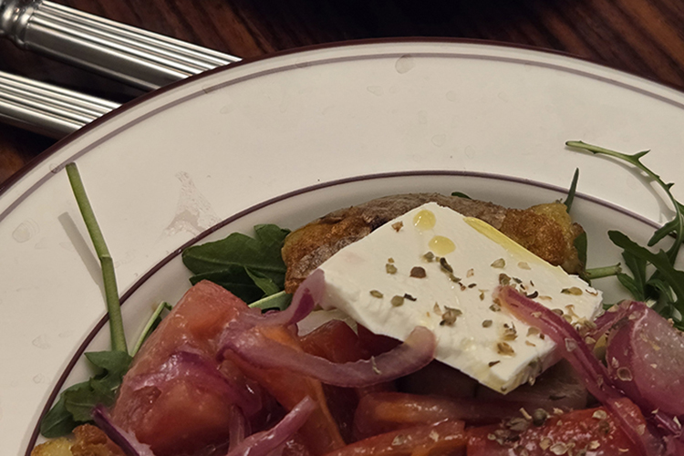 Деревенский салат &mdash; внимание на тарелку