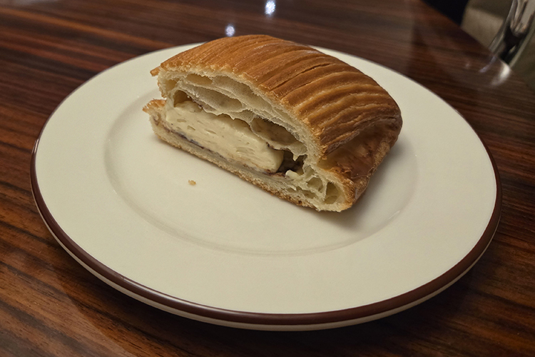 Пан свисс в разрезе. Да, это выпечка с шоколадом