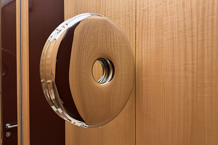 Санузловый арт-объект &mdash; настенный металлический пончик