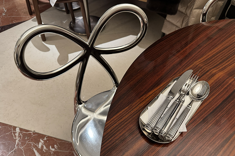 Серебряные стулья оригинальной формы