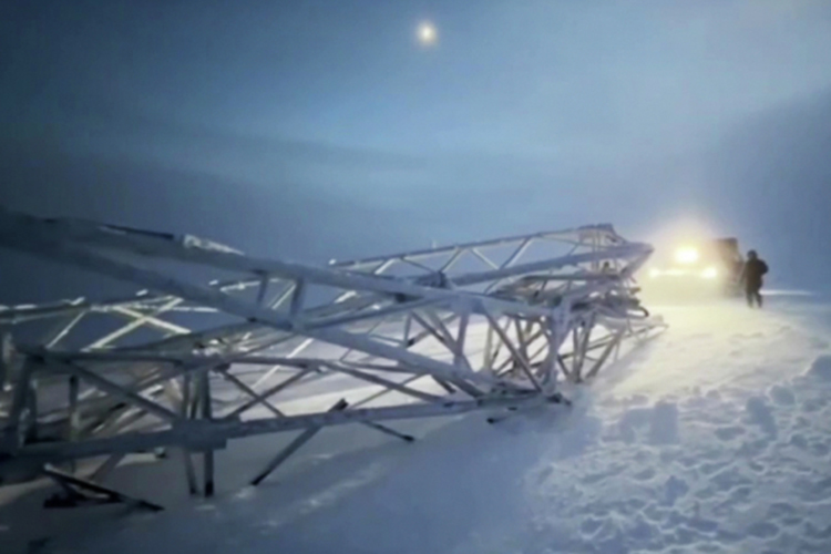 В Мурманске произошло масштабное отключение электроэнергии из-за повреждения пяти опор ЛЭП, часть районов осталась без света, воды и тепла