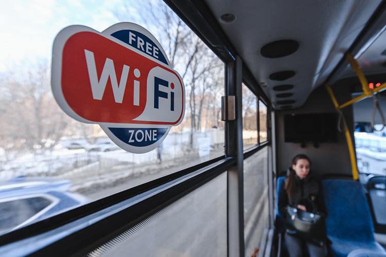 Раис РТ Рустам Минниханов на итоговой коллегии обратил внимание на явную нехватку общественных точек Wi-Fi в Татарстане.