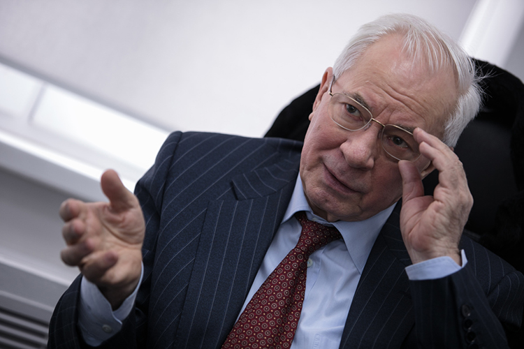 Бывший глава кабмина Украины Николай Азаров: «Знаете, как говорят: почему в США не бывает цветных революций? Да потому что там нет посольств Соединенных Штатов!»